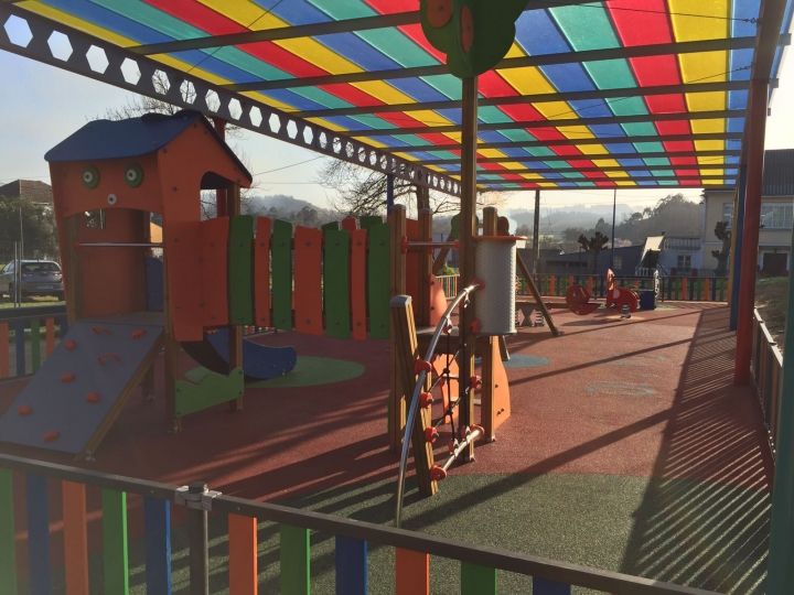 Cubierta, ampliación y renovación del parque infantil de Ledoño.