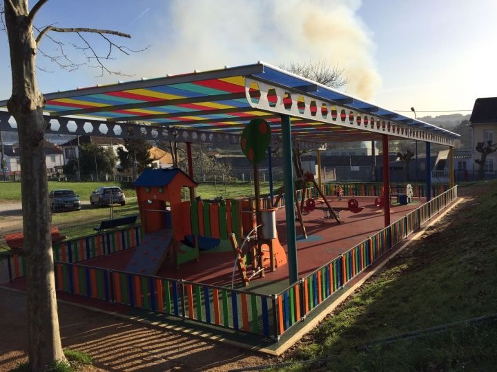 Cubierta, ampliación y renovación del parque infantil de Ledoño.
