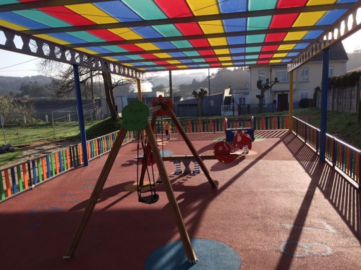 Cubierta, ampliación y renovación del parque infantil de Ledoño.