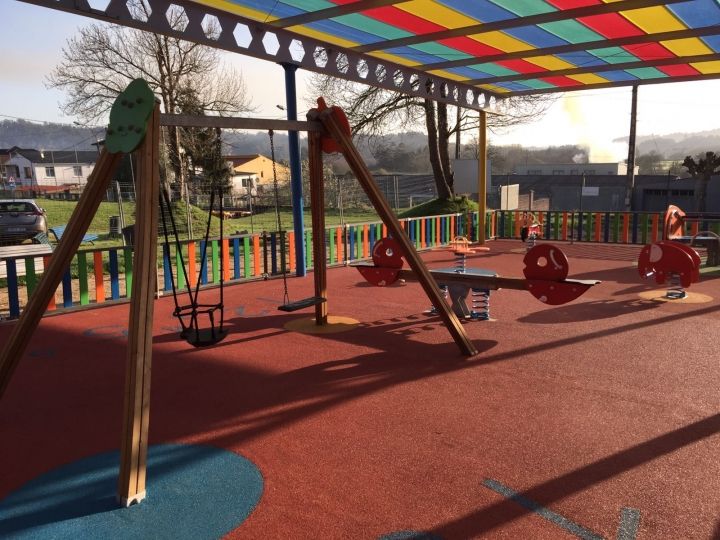 Cubierta, ampliación y renovación del parque infantil de Ledoño.
