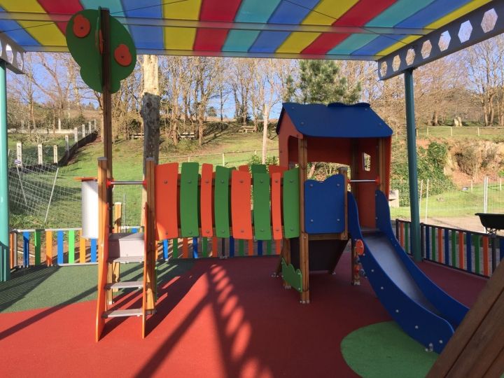 Cubierta, ampliación y renovación del parque infantil de Ledoño.