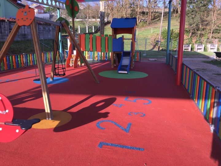 Cubierta, ampliación y renovación del parque infantil de Ledoño.