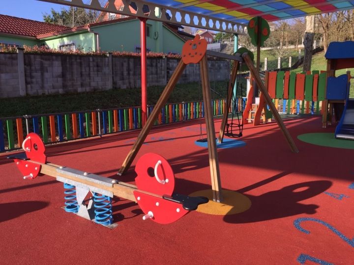 Cubierta, ampliación y renovación del parque infantil de Ledoño.