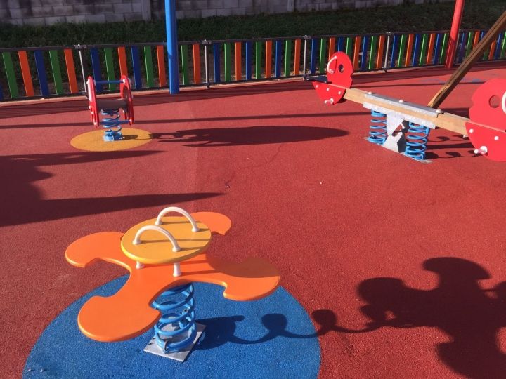 Cubierta, ampliación y renovación del parque infantil de Ledoño.
