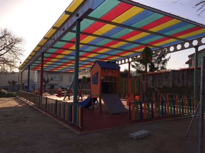 Cubierta, ampliación y renovación del parque infantil de Ledoño.