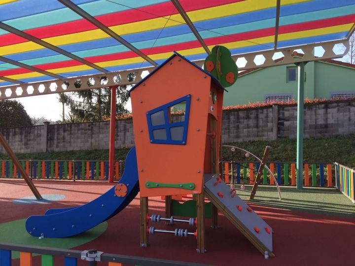 Cubierta, ampliación y renovación del parque infantil de Ledoño.