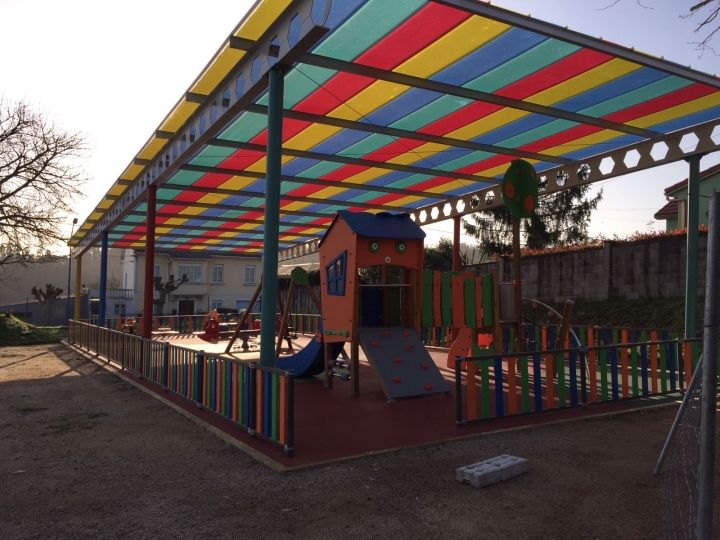 Cubierta, ampliación y renovación del parque infantil de Ledoño.