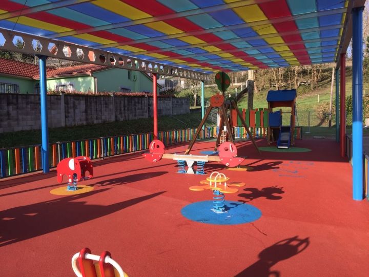 Cubierta, ampliación y renovación del parque infantil de Ledoño.