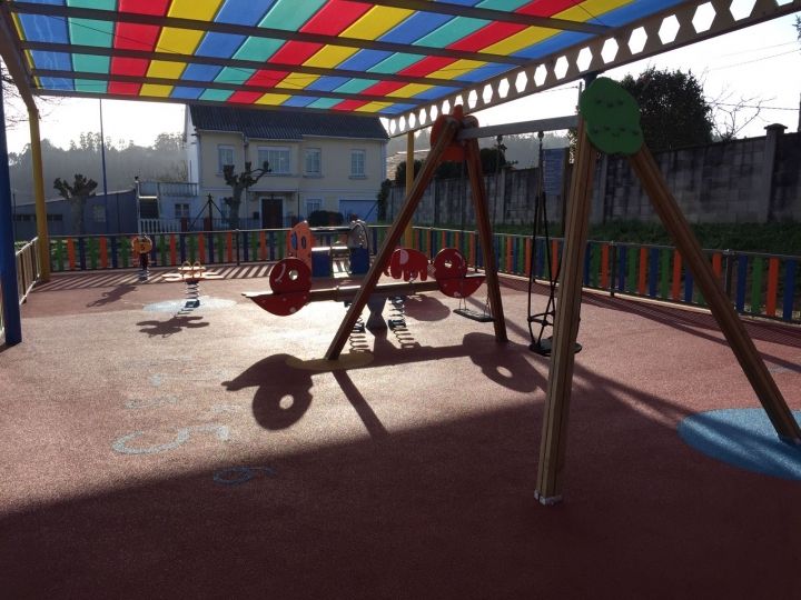 Cubierta, ampliación y renovación del parque infantil de Ledoño.
