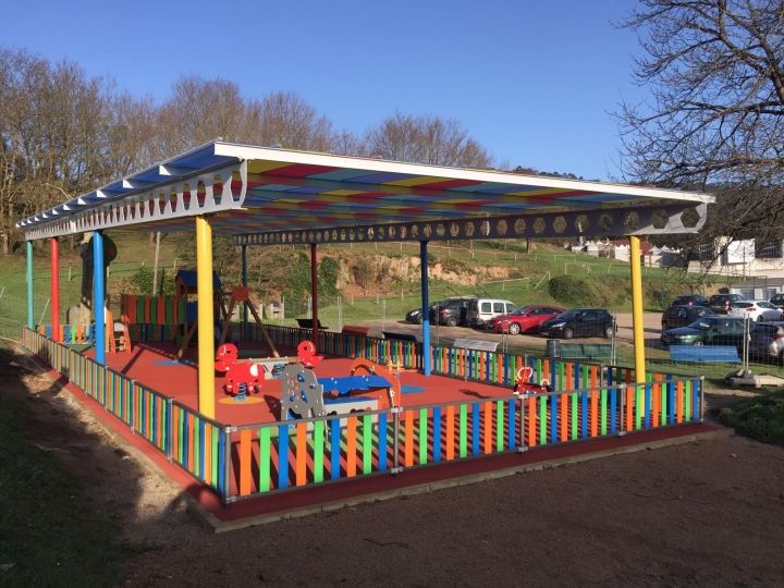 Cubierta, ampliación y renovación del parque infantil de Ledoño.