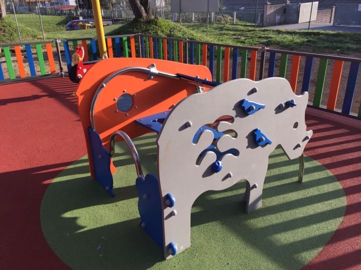 Cubierta, ampliación y renovación del parque infantil de Ledoño.