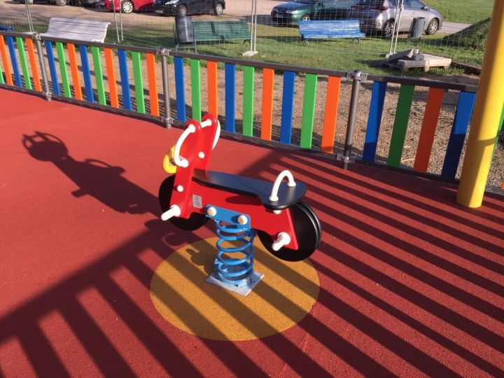 Cubierta, ampliación y renovación del parque infantil de Ledoño.