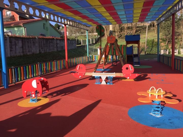 Cubierta, ampliación y renovación del parque infantil de Ledoño.
