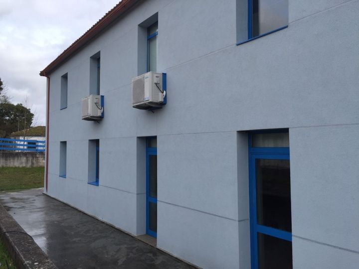 Mejora de la envolvente exterior del centro social polivalente de Brión.
