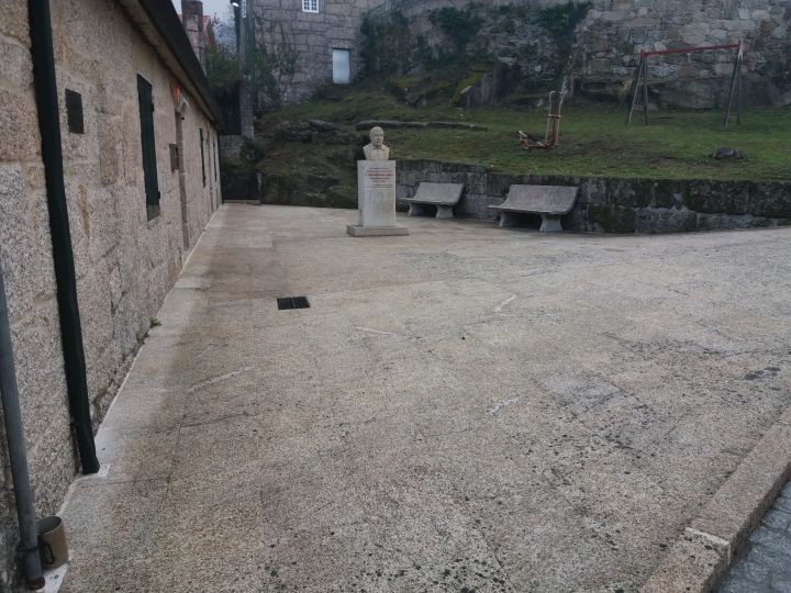 Humanización y formación de beirarrúas no entorno da igrexa de San Pedro de Tenorio.