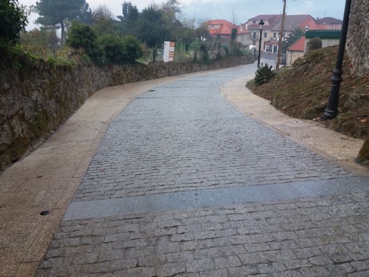 Humanización y formación de beirarrúas no entorno da igrexa de San Pedro de Tenorio.