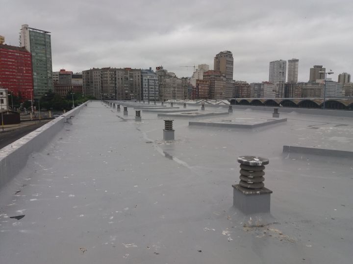 Impermeabilización de la cubierta plana de los edificios de almacenes para exportadores ubicados en el muelle de la palloza.