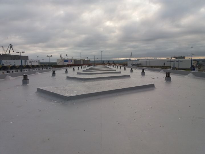 Impermeabilización de la cubierta plana de los edificios de almacenes para exportadores ubicados en el muelle de la palloza.