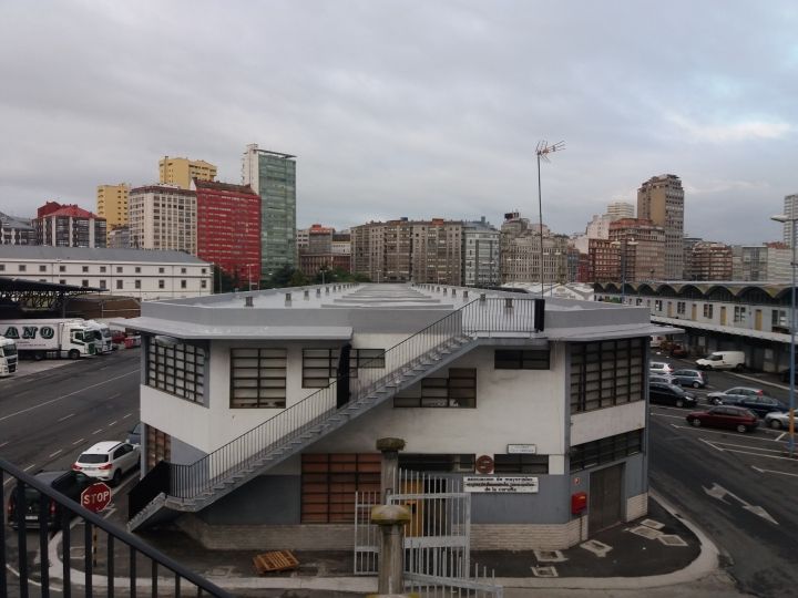 Impermeabilización de la cubierta plana de los edificios de almacenes para exportadores ubicados en el muelle de la palloza.