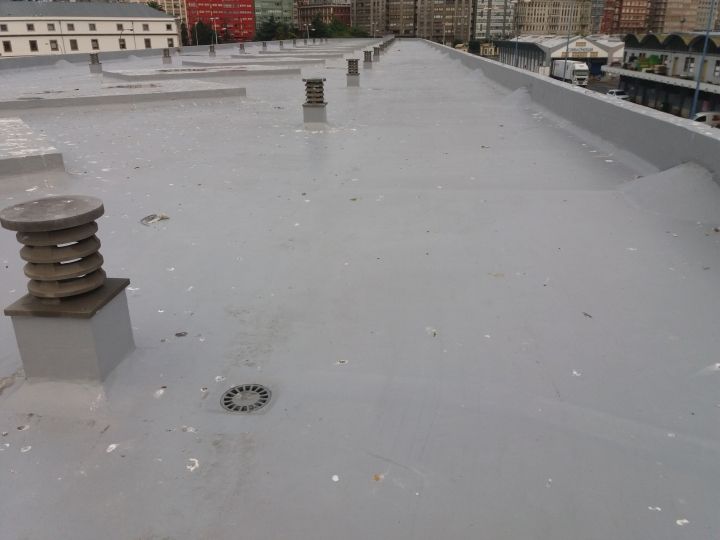 Impermeabilización de la cubierta plana de los edificios de almacenes para exportadores ubicados en el muelle de la palloza.