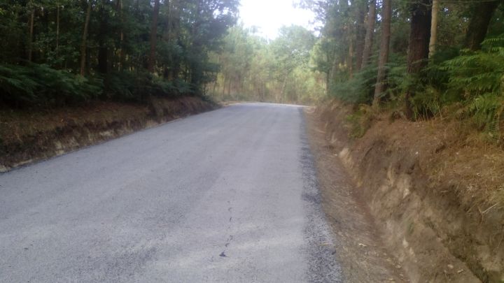 Pavimentación vías públicas en Troitosende, Fiopáns e Paraxó.