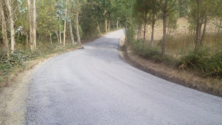 Pavimentación vías públicas en Troitosende, Fiopáns e Paraxó.