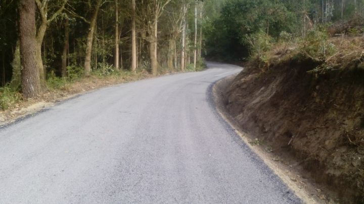 Pavimentación vías públicas en Troitosende, Fiopáns e Paraxó.