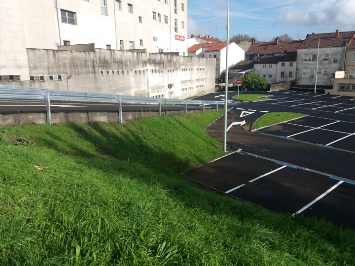 Adecuación de parcela municipal para aparcamiento público en superficie en la avda. De Ferrol.