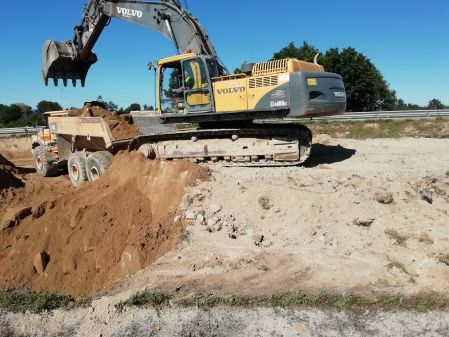 Retro volvo 460 de cadenas y cargando dumper extravial Hitachi 1100