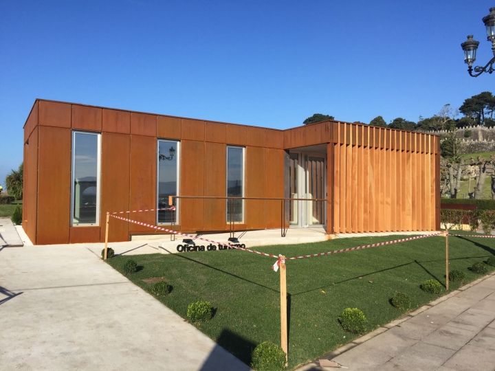 Instalación de oficina de turismo en Baiona