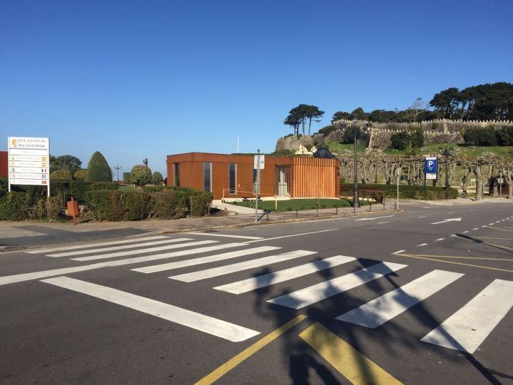 Instalación de oficina de turismo en Baiona