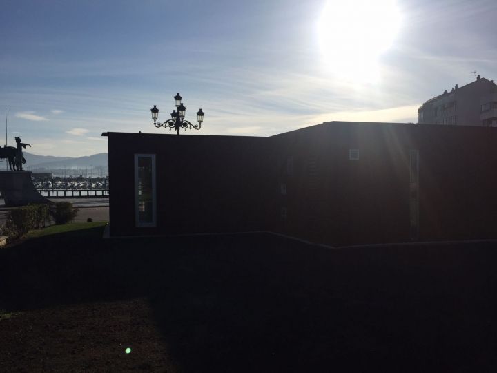Instalación de oficina de turismo en Baiona