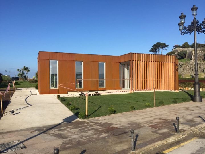 Instalación de oficina de turismo en Baiona