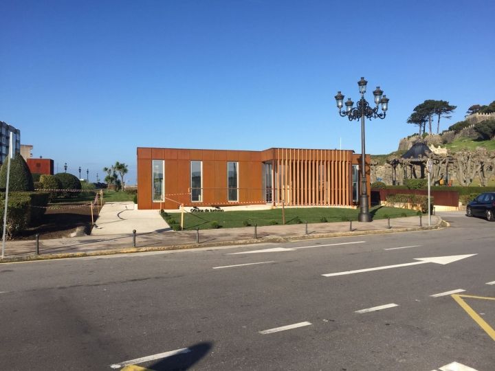 Instalación de oficina de turismo en Baiona