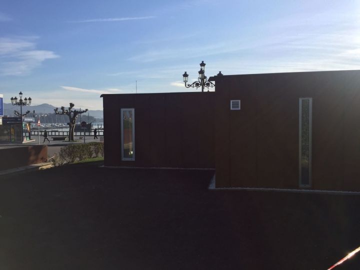 Instalación de oficina de turismo en Baiona