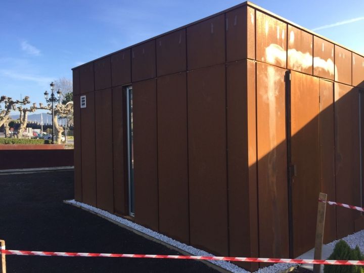 Instalación de oficina de turismo en Baiona