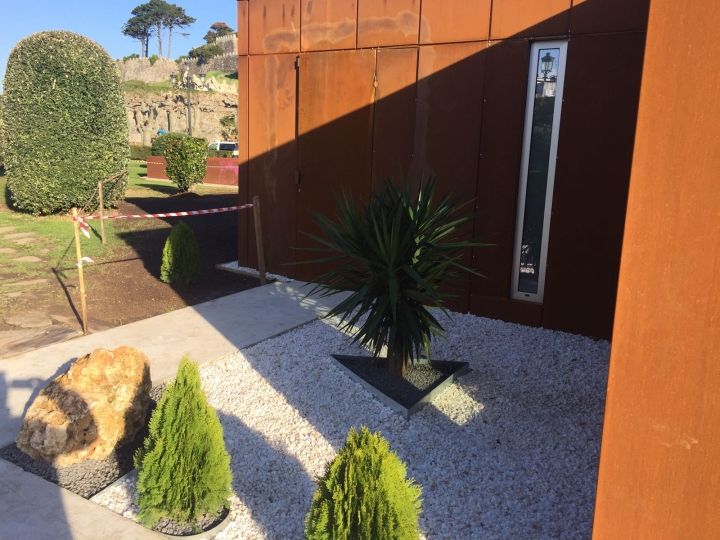 Instalación de oficina de turismo en Baiona