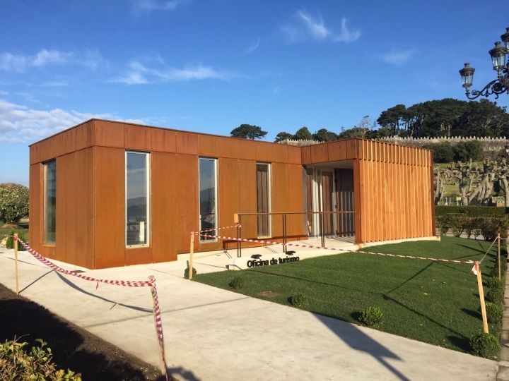 Instalación de oficina de turismo en Baiona