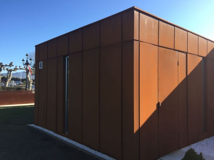 Instalación de oficina de turismo en Baiona