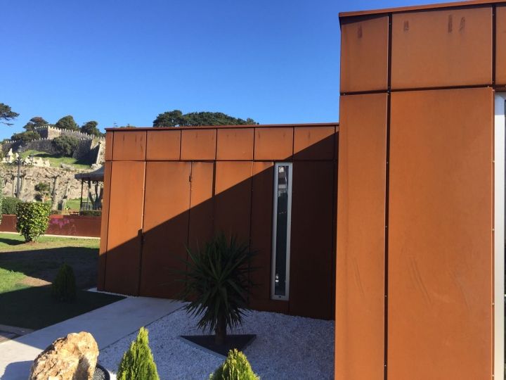 Instalación de oficina de turismo en Baiona